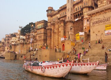 Ganges_river_at_Munshi_Ghat,_Varanasi (1).jpg